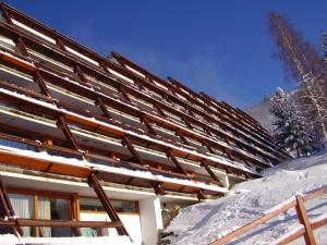 un edificio con nieve en el costado en Studio Les Arcs 1600, 1 pièce, 3 personnes - FR-1-411-413, en Arc 1600