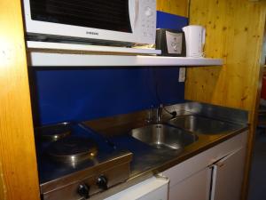 Η κουζίνα ή μικρή κουζίνα στο Studio pour 3 à Arc 1600, pied des pistes, proche commerces, avec wifi et animaux acceptés - FR-1-411-438