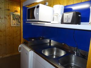 Η κουζίνα ή μικρή κουζίνα στο Studio pour 3 à Arc 1600, pied des pistes, proche commerces, avec wifi et animaux acceptés - FR-1-411-438