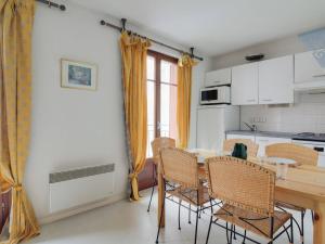 コトレにあるAppartement Cauterets, 2 pièces, 4 personnes - FR-1-401-109のキッチン、ダイニングルーム(テーブル、椅子付)