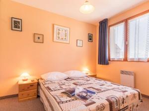 1 dormitorio con 1 cama con 2 lámparas y una ventana en Appartement Briançon, 3 pièces, 6 personnes - FR-1-330C-52, en Briançon