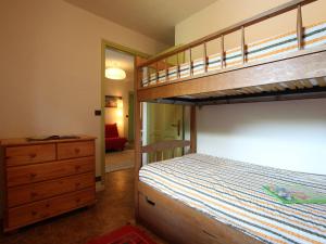 PelvouxにあるAppartement Pelvoux, 4 pièces, 6 personnes - FR-1-330G-72のベッドルーム1室(二段ベッド2台、ドレッサー付)