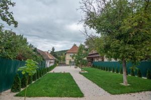 比克克塞克的住宿－Harmónia Vendégház Bükkszék，一个带栅栏和走道的花园