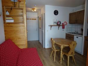 O bucătărie sau chicinetă la Studio 3 personnes à Arc 2000 avec balcon sud, proche pistes et commerces - FR-1-411-450