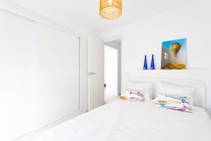 Postel nebo postele na pokoji v ubytování Home2Book Beachfront Design&Views Los Cristianos