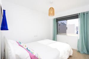 Postel nebo postele na pokoji v ubytování Home2Book Beachfront Design&Views Los Cristianos