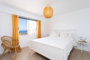 Postel nebo postele na pokoji v ubytování Home2Book Beachfront Design&Views Los Cristianos