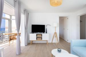TV a/nebo společenská místnost v ubytování Home2Book Beachfront Design&Views Los Cristianos