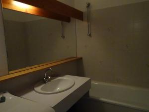 a bathroom with a sink and a mirror and a tub at Appartement Bourg-Saint-Maurice, 2 pièces, 4 personnes - FR-1-411-520 in Bourg-Saint-Maurice