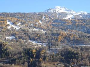 an autumn view of a mountain with trees and snow at Appartement Bourg-Saint-Maurice, 2 pièces, 4 personnes - FR-1-411-520 in Bourg-Saint-Maurice