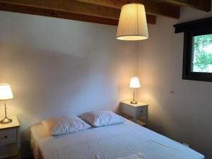 Villa Soustons, 5 pièces, 8 personnes - FR-1-379-83にあるベッド