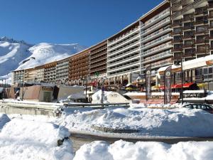 un grande edificio con la neve davanti di Studio cosy à Tignes, au pied des pistes et commerces - FR-1-411-481 a Tignes