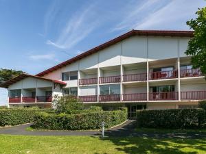 una vista exterior de un edificio con balcones en Appartement Saint-Jean-de-Luz, 2 pièces, 4 personnes - FR-1-4-524, en San Juan de Luz