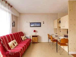 コトレにあるStudio Cauterets, 2 pièces, 5 personnes - FR-1-401-116のリビングルーム(赤いソファ、テーブル付)