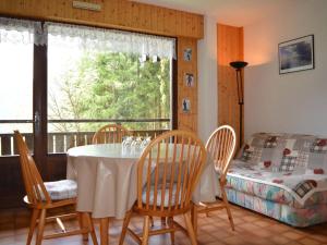 een eetkamer met een tafel en stoelen en een bed bij Appartement Le Grand-Bornand, 2 pièces, 5 personnes - FR-1-241-198 in Le Grand-Bornand