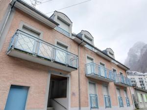 a building with balconies on the side of it at Appartement Cauterets, 3 pièces, 6 personnes - FR-1-401-106 in Cauterets