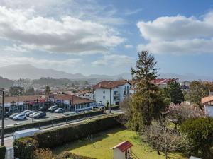 サン・ジャン・ド・リュズにあるAppartement Saint-Jean-de-Luz, 5 pièces, 7 personnes - FR-1-4-526の駐車場車の街