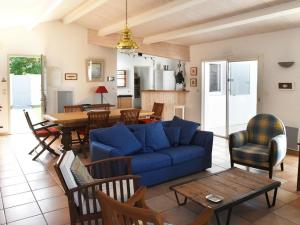 a living room with a blue couch and a table at Maison Les Portes-en-Ré, 4 pièces, 6 personnes - FR-1-434-10 in Les Portes