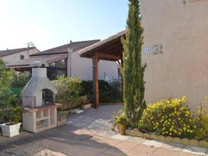 a backyard with a outdoor oven in a yard at Maison Saint-Cyprien, 3 pièces, 6 personnes - FR-1-225D-532 in Saint Cyprien Plage