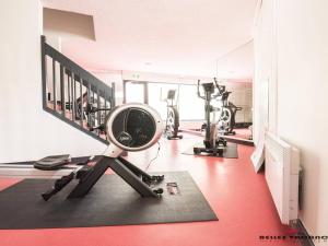 una habitación con un gimnasio con espejo y equipo de ejercicios en Studio Saint-Lary-Soulan, 1 pièce, 4 personnes - FR-1-296-257, en Saint-Lary-Soulan