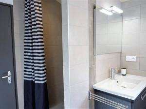 La salle de bains est pourvue d'un lavabo et d'un miroir. dans l'établissement Maison Noirmoutier-en-l'Île, 4 pièces, 6 personnes - FR-1-224B-646, à Noirmoutier-en-l'lle