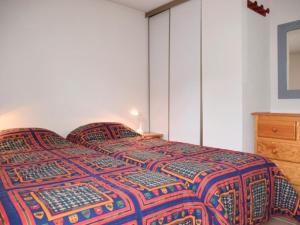 モンジェネヴルにあるAppartement Montgenèvre, 4 pièces, 8 personnes - FR-1-266-129のベッドルーム1室(カラフルな毛布付きのベッド1台付)