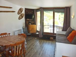 a living room with a table and a couch at Studio Les Orres, 1 pièce, 4 personnes - FR-1-322-319 in Les Orres