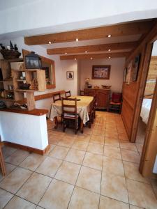 kuchnia i jadalnia ze stołem i krzesłami w obiekcie MAGNIFIQUE Appart/ 8 pers / 4 ch / Jardin / Vue MB w mieście Megève +12 zdjęć