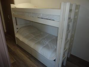 a couple of bunk beds in a room at Appartement Les Orres, 2 pièces, 6 personnes - FR-1-322-311 in Les Orres