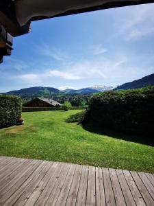 drewniany taras z widokiem na góry w obiekcie MAGNIFIQUE Appart/ 8 pers / 4 ch / Jardin / Vue MB w mieście Megève