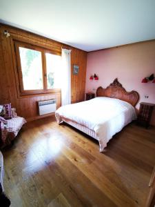 sypialnia z dużym łóżkiem i dużym oknem w obiekcie MAGNIFIQUE Appart/ 8 pers / 4 ch / Jardin / Vue MB w mieście Megève