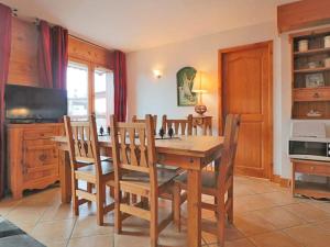 uma sala de jantar com uma mesa de madeira e cadeiras em Appartement Montvalezan-La Rosière, 3 pièces, 6 personnes - FR-1-398-535 em Montvalezan