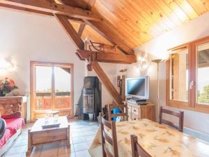 Puy-Saint-PierreにあるAppartement Puy-Saint-Pierre, 4 pièces, 12 personnes - FR-1-330C-54のリビングルーム(テーブル、テレビ付)