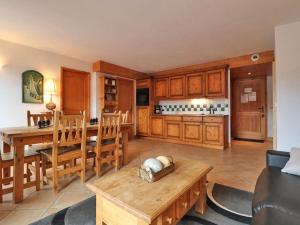 uma sala de estar com uma mesa e uma sala de jantar em Appartement Montvalezan-La Rosière, 3 pièces, 6 personnes - FR-1-398-535 em Montvalezan