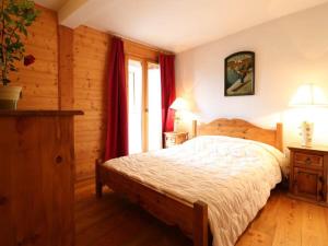 um quarto com uma cama num quarto com uma janela em Appartement Montvalezan-La Rosière, 3 pièces, 6 personnes - FR-1-398-535 em Montvalezan