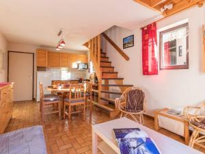 Η κουζίνα ή μικρή κουζίνα στο Appartement Duplex 3 Pièces Cabine, 6 Couchages, Monêtier-les-Bains, Proche Commerces et Pistes - FR-1-330F-154