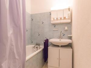 Ένα μπάνιο στο Appartement Briançon, 1 pièce, 4 personnes - FR-1-330C-88