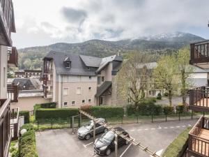 サン・ラリー・スランにあるAppartement Saint-Lary-Soulan, 2 pièces, 4 personnes - FR-1-296-264の駐車場に停められた車2台の景色