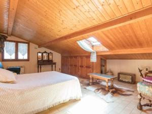 a bedroom with a bed and a wooden ceiling at Grand studio mezzanine avec jardin et parking, 4 pers. - Villar-Saint-Pancrace - FR-1-330C-89 in Villar-Saint-Pancrace