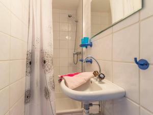 een badkamer met een wastafel en een douche bij Charmant Duplex 3 Pièces avec Mezzanine, Balcon et Proximité Pistes - 6 Couchages - FR-1-330F-138 in Le Monêtier-les-Bains