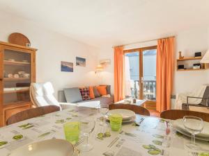 una sala de estar con una mesa con gafas. en Appartement Le Monêtier-les-Bains, 3 pièces, 6 personnes - FR-1-330F-138, en Le Monêtier-les-Bains