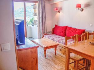 ein Wohnzimmer mit einem Sofa und einem Tisch in der Unterkunft Appartement Les Orres, 2 pièces, 6 personnes - FR-1-322-330 in Les Orres