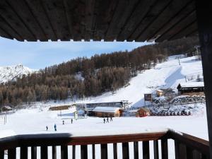 un grupo de personas esquiando en una pista cubierta de nieve en Studio Les Orres, 1 pièce, 4 personnes - FR-1-322-323, en Les Orres