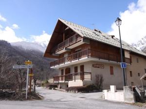 ヴァルイーズにあるAppartement Vallouise-La Casse, 1 pièce, 4 personnes - FR-1-330G-13の山道脇の建物