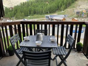 a black table and chairs on a balcony at Studio Les Orres, 1 pièce, 4 personnes - FR-1-322-323 in Les Orres