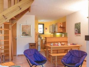 勒莫內蒂耶萊班的住宿－Appartement Le Monêtier-les-Bains, 3 pièces, 7 personnes - FR-1-330F-146，一间厨房,里面配有桌椅