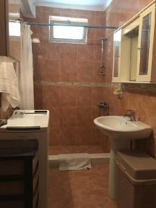 uma casa de banho com um lavatório, um WC e um espelho. em Monténégro dans un site exceptionnel loue des hébergements supérieurs face mer avec plage privée em Tivat