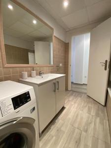 卡拉德米哈斯的住宿－Beach apartment LA CALA DE MIJAS，一间带洗衣机和水槽的浴室