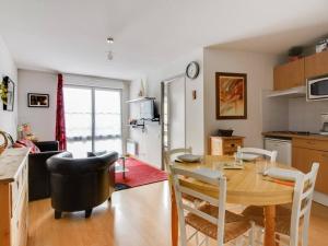 コトレにあるAppartement Cauterets, 3 pièces, 5 personnes - FR-1-401-129のキッチン、ダイニングルーム(テーブル、椅子付)