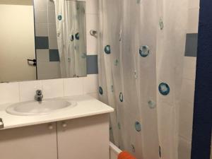 Ein Badezimmer in der Unterkunft Appartement Vieux-Boucau-les-Bains, 3 pièces, 5 personnes - FR-1-379-88